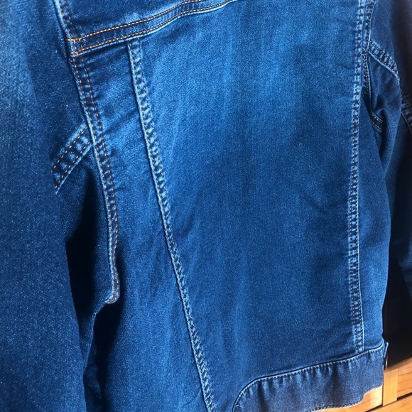 Size 10/11 GapKids Denim Jacket - Picture 4 of 7